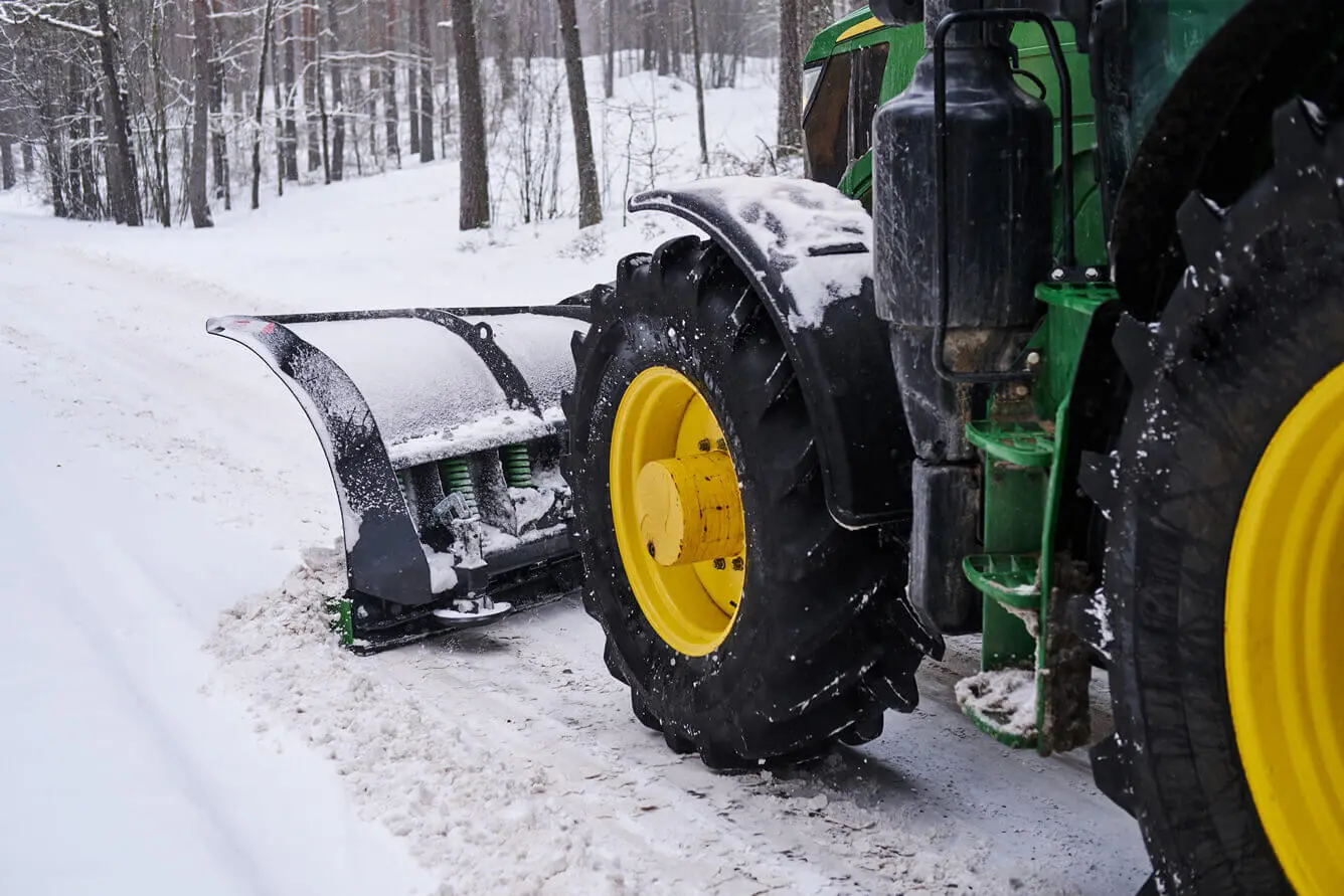 Professioneller Winterdienst mit Schneeräumfahrzeug