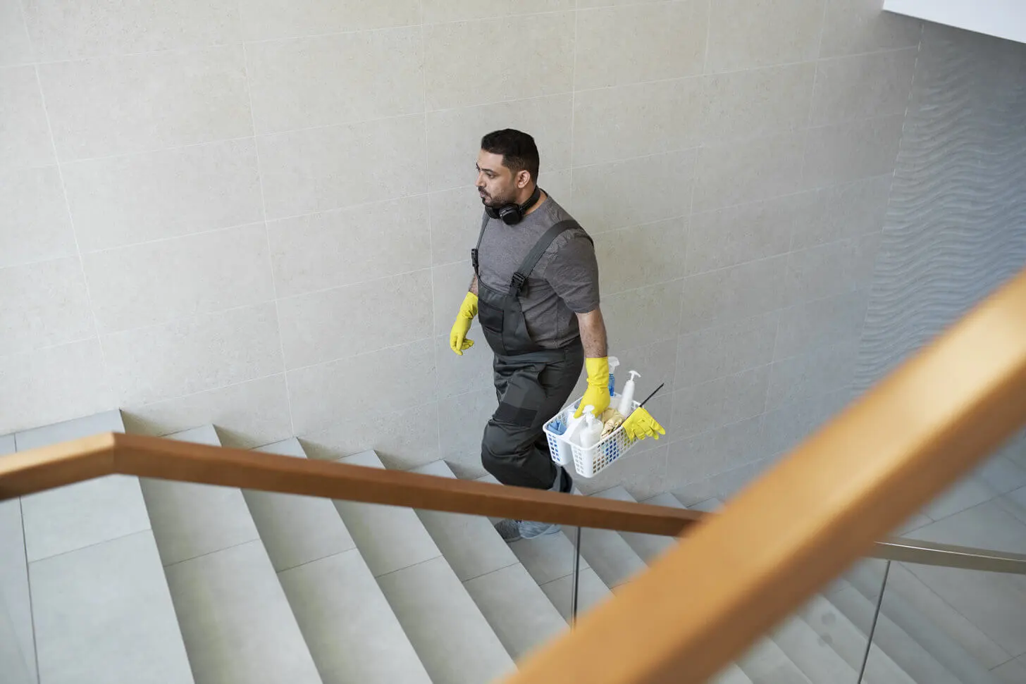 Ein Mitarbeiter von MagicReinigung bei der professionellen Stiegenhausreinigung