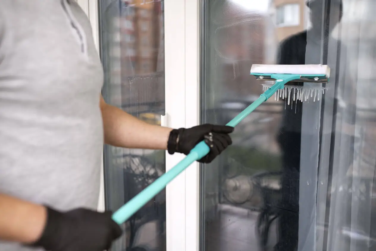 Professionelle Fensterreinigung eines großen Bürofensters